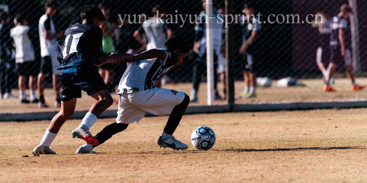 夜场记分牌局部特写，等宽数字与荧光青绿亮光，无真实队名